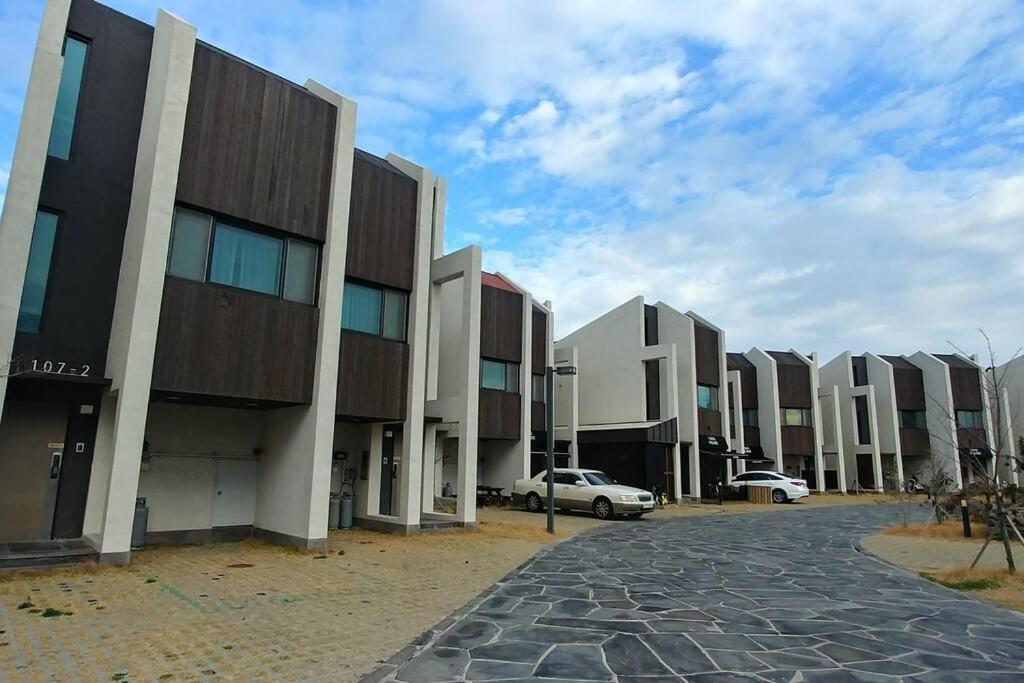 Coveted Palms Village Pension เมืองเชจู ภายนอก รูปภาพ